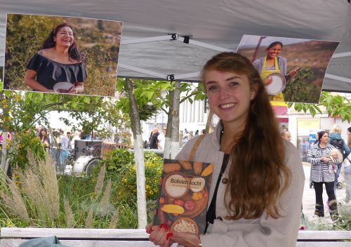 Julia Moj mit dem bolivianischen Kochbuch beim interkulturellen Wohnzimmer in Hechingen 2023 sgr