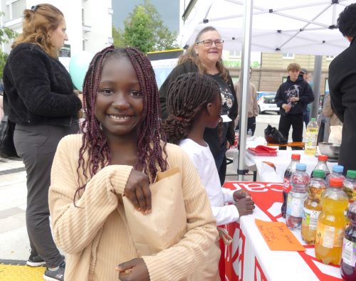 Popcorn beim Caritasstand schmeckt allen Kindern sgr