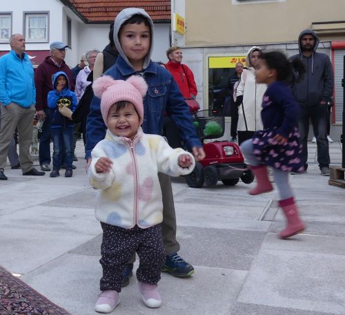 die kleine Tschetschenin und ihr Bruder hatten viel Spaß bei der Musik auf dem Obertorplatz sgr